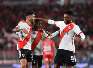 Buenos Aires, Argentina.- En las fotos tomadas el 17 de septiembre del 2023, River Plate se enfrentó al Arsenal de Sarandí, por la cuarta fecha de la Zona B de la Copa de la Liga en el Estadio el Monumental. River Plate derrotó 3-1 a Arsenal, el equipo de Martín Demichelis se impuso con un gol de Nicolás De la Cruz y dos anotaciones de Miguel Borja.