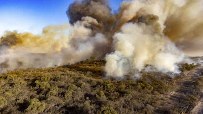 San Luis, Argentina.- En las fotos tomadas el 27 de septiembre del 2023, bomberos combaten un incendio forestal en la zona sur de la ciudad de San Luis. El jefe de Bomberos de la Policía provincial, Rafael Godoy, explicó que el siniestro se originó en la banquina de la Ruta Provincial Nº 3, pasando la Autopista de las Serranías Puntanas, y se extendió por el viento en dirección sur, afectando la vegetación.