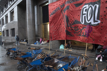 Buenos Aires, Argentina.- En las fotos tomadas el 21 de septiembre del 2023, el Frente de Organizaciones en Lucha (FOL) junto a otras agrupaciones sociales realizan un acampe frente al Ministerio de Economía, ''En defensa de la urbanización de los barrios populares y de los puestos de trabajo''. En ese sentido, los organizadores de la protesta reiteraron que “le reclamarán al Ministerio de Economía y Desarrollo Social que aprueben los fondos para seguir ejecutando obras en los barrios populares”.