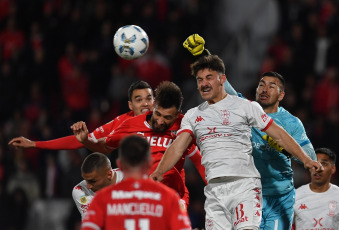 Buenos Aires, Argentina.- En las fotos tomadas el 15 de septiembre del 2023, durante el partido entre Independiente y Huracán por la cuarta fecha de la Copa de la Liga. Independiente venció a Huracán por 1 a 0 para consolidarse en la cima de la Zona A de la Copa de la Liga Profesional y sus hinchas ya empezaron a señalar a este renovado equipo conducido por Carlos Tevez como la "Apacheta".