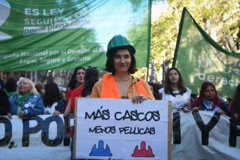 Buenos Aires, Argentina.- En las fotos tomadas el 28 de septiembre del 2023, miles de mujeres, diversidades, activistas independientes y organizaciones marcharon desde Plaza de Mayo hasta el Congreso en defensa del "aborto seguro y gratuito, por la ESI y por vidas dignas", "contra las derechas, el ajuste y el Fondo Monetario Internacional (FMI)", bajo el grito "la libertad es nuestra".