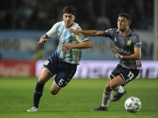 Buenos Aires, Argentina.- En las fotos tomadas el 3 de septiembre del 2023, Racing Club y Estudiantes de La Plata se enfrentaron en el estadio Presidente Perón, de la localidad bonaerense de Avellaneda, en un encuentro válido por la tercera jornada de la Zona B de la Copa de la Liga Profesional. Racing se repuso del tropiezo en la Copa Libertadores, venció 2-1 a Estudiantes, con goles de Gonzalo Piovi y Juanfer Quintero. Méndez, de penal, sobre el final, descontó para la visita.