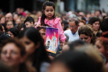 Tucumán, Argentina.- En las fotos tomadas el 24 de septiembre del 2023, la Iglesia tucumana celebró con una procesión a la Virgen de la Merced, patrona de la arquidiócesis y Virgen Generala del Ejército argentino. Las fiestas son coincidentes con los 125 años del templo y los 211 aniversario de la Batalla de Tucumán.