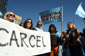 Buenos Aires.- En la foto tomada el 18 de septiembre de 2023, familiares y amigos de Andrés Blaquier (62), el empresario asesinado de un tiro en el pecho el 29 de octubre del año por delincuentes que le robaron la moto mientras circulaba por la autopista Panamericana, reclamaban hoy justicia con carteles y banderas argentinas frente a los tribunales de menores de San Isidro, donde dos adolescentes de 17 años comenzaron a ser juzgados por el crimen.