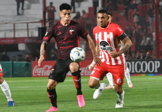 Córdoba, Argentina.- En las fotos tomadas el 20 de septiembre del 2023, durante el partido entre Instituto y Colón por la jornada 5 de la Copa de la Liga en el Estadio Monumental Presidente Perón. Instituto venció por 3-1 a Colón como local. Para Instituto los goles fueron marcados por Adrián Martínez (a los 11, 71 minutos) y Nicolás Barrientos (a los 93 minutos). Para Colón el gol fue marcado por Ramón Ábila (a los 7 minutos).