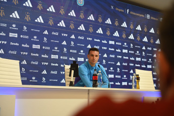 Buenos Aires, Argentina.- En las fotos tomadas el 10 de septiembre del 2023, el director técnico del seleccionado argentino, Lionel Scaloni, brinda una conferencia de prensa. Scaloni, confirmó que el capitán Lionel Messi será parte del plantel que viajará a La Paz para enfrentar a Bolivia el martes, por la segunda fecha de las Eliminatorias Sudamericanas para el Mundial 2026.