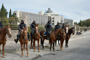 San Luis, Argentina.- En las fotos tomadas el 13 de septiembre del 2023, beneficiarios de planes sociales de San Luis bloquearon accesos y quemaron cubiertas frente a la Legislatura provincial cuando los parlamentarios rechazaron el proyecto que permitía al Ejecutivo local contratarlos como empleados públicos. El proyecto, tenía por objeto incorporar a la administración pública provincial a beneficiarios de planes sociales que prestaban labores en entidad públicas pero no tenían un contrato de trabajo.