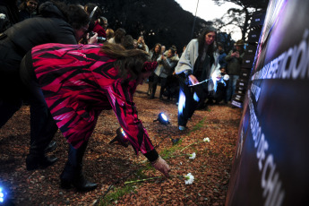 Buenos Aires, Argentina.- En las fotos tomadas el 5 de septiembre del 2023, la embajada de Chile en Buenos Aires, en el marco de la conmemoración de los 50 años del golpe militar en Chile, y la celebración de los 40 años del retorno de la democracia en la Argentina, inauguró un Memorial Conmemorativo, levantado en uno de los muros exteriores de esa sede diplomática, con los nombres de 101 detenidos desaparecidos y ejecutados políticos chilenos en la Argentina.