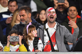 Buenos Aires, Argentina.- En las fotos tomadas el 17 de septiembre del 2023, River Plate se enfrentó al Arsenal de Sarandí, por la cuarta fecha de la Zona B de la Copa de la Liga en el Estadio el Monumental. River Plate derrotó 3-1 a Arsenal, el equipo de Martín Demichelis se impuso con un gol de Nicolás De la Cruz y dos anotaciones de Miguel Borja.