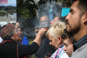 Buenos Aires, Argentina.- En las fotos tomadas el 31 de agosto del 2023, integrantes de pueblos originarios realizan la celebracion de la Pachamama en la Isla Martin Garcia. Con ofrendas, sahumos y sonidos de caracolas sagradas, pueblos originarios celebraron la Pachamama en este lugar considerado una "joya ambiental" en medio del Río de la Plata, con una ceremonia ancestral donde se abrió una boca en la tierra para convidarla con alimentos.