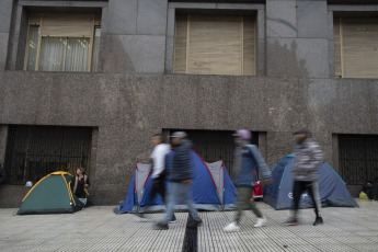 Buenos Aires, Argentina.- En las fotos tomadas el 21 de septiembre del 2023, el Frente de Organizaciones en Lucha (FOL) junto a otras agrupaciones sociales realizan un acampe frente al Ministerio de Economía, ''En defensa de la urbanización de los barrios populares y de los puestos de trabajo''. En ese sentido, los organizadores de la protesta reiteraron que “le reclamarán al Ministerio de Economía y Desarrollo Social que aprueben los fondos para seguir ejecutando obras en los barrios populares”.