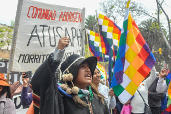 Jujuy, Argentina.- En las fotos tomadas el 18 de septiembre del 2023, comunidades indígenas que integran el Tercer Malón de la Paz marcharon en Jujuy en repudio a la reforma Constitucional y anunciaron que presentarán pedidos a los diferentes bloques legislativos para que se abstengan de sesionar por proyectos vinculados con la iniciativa oficial. La reforma, impulsada por el gobernador Gerardo Morales, fue aprobada y jurada el 20 de junio, cuando se desató una brutal represión policial contra manifestantes que causó numerosos detenidos y heridos.