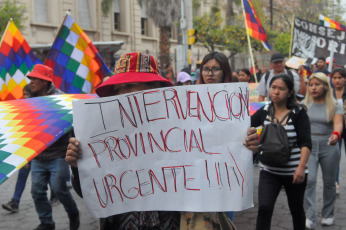 Jujuy, Argentina.- En las fotos tomadas el 18 de septiembre del 2023, comunidades indígenas que integran el Tercer Malón de la Paz marcharon en Jujuy en repudio a la reforma Constitucional y anunciaron que presentarán pedidos a los diferentes bloques legislativos para que se abstengan de sesionar por proyectos vinculados con la iniciativa oficial. La reforma, impulsada por el gobernador Gerardo Morales, fue aprobada y jurada el 20 de junio, cuando se desató una brutal represión policial contra manifestantes que causó numerosos detenidos y heridos.