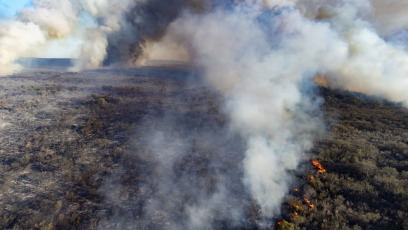 San Luis, Argentina.- En las fotos tomadas el 27 de septiembre del 2023, bomberos combaten un incendio forestal en la zona sur de la ciudad de San Luis. El jefe de Bomberos de la Policía provincial, Rafael Godoy, explicó que el siniestro se originó en la banquina de la Ruta Provincial Nº 3, pasando la Autopista de las Serranías Puntanas, y se extendió por el viento en dirección sur, afectando la vegetación.