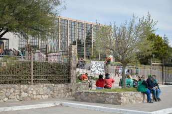 San Luis, Argentina.- En las fotos tomadas el 13 de septiembre del 2023, beneficiarios de planes sociales de San Luis bloquearon accesos y quemaron cubiertas frente a la Legislatura provincial cuando los parlamentarios rechazaron el proyecto que permitía al Ejecutivo local contratarlos como empleados públicos. El proyecto, tenía por objeto incorporar a la administración pública provincial a beneficiarios de planes sociales que prestaban labores en entidad públicas pero no tenían un contrato de trabajo.