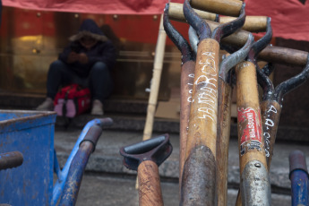 Buenos Aires, Argentina.- En las fotos tomadas el 21 de septiembre del 2023, el Frente de Organizaciones en Lucha (FOL) junto a otras agrupaciones sociales realizan un acampe frente al Ministerio de Economía, ''En defensa de la urbanización de los barrios populares y de los puestos de trabajo''. En ese sentido, los organizadores de la protesta reiteraron que “le reclamarán al Ministerio de Economía y Desarrollo Social que aprueben los fondos para seguir ejecutando obras en los barrios populares”.