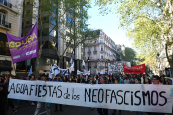 Buenos Aires, Argentina.- En las fotos tomadas el 28 de septiembre del 2023, miles de mujeres, diversidades, activistas independientes y organizaciones marcharon desde Plaza de Mayo hasta el Congreso en defensa del "aborto seguro y gratuito, por la ESI y por vidas dignas", "contra las derechas, el ajuste y el Fondo Monetario Internacional (FMI)", bajo el grito "la libertad es nuestra".