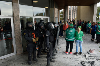 San Luis, Argentina.- En las fotos tomadas el 13 de septiembre del 2023, beneficiarios de planes sociales de San Luis bloquearon accesos y quemaron cubiertas frente a la Legislatura provincial cuando los parlamentarios rechazaron el proyecto que permitía al Ejecutivo local contratarlos como empleados públicos. El proyecto, tenía por objeto incorporar a la administración pública provincial a beneficiarios de planes sociales que prestaban labores en entidad públicas pero no tenían un contrato de trabajo.