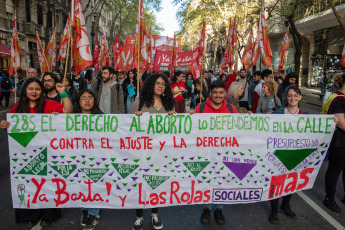 Buenos Aires, Argentina.- En las fotos tomadas el 28 de septiembre del 2023, miles de mujeres, diversidades, activistas independientes y organizaciones marcharon desde Plaza de Mayo hasta el Congreso en defensa del "aborto seguro y gratuito, por la ESI y por vidas dignas", "contra las derechas, el ajuste y el Fondo Monetario Internacional (FMI)", bajo el grito "la libertad es nuestra".