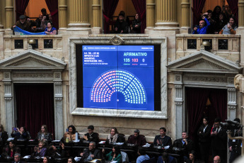 Buenos Aires, Argentina.- En las fotos tomadas el 19 de septiembre del 2023, la Cámara de Diputados debatió el proyecto de ley de la reforma del Impuesto a las Ganancias elaborado por el Poder Ejecutivo, cuya sanción quedó asegurada dado que el Frente de Todos construyó una mayoría con bloques provinciales y los libertarios. El diputado y candidato presidencial de La Libertad Avanza, Javier Milei, votó a favor, sin embargo agregó que con la iniciativa, el gobierno "va intentar sacar un rédito electoral".