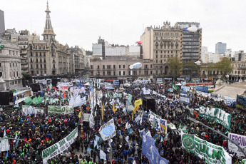 Buenos Aires, Argentina.- En las fotos tomadas el 19 de septiembre del 2023, el movimiento obrero se movilizó al Congreso en apoyo a la eliminación del impuesto a las Ganancias. La CGT y las CTA Autónoma y de los Trabajadores, así como una variada gama de espacios sindicales como la CATT, el Fresimona y la Corriente Federal (CFT), se movilizaron para apoyar el análisis y aprobación del proyecto de ley de eliminación del Impuesto a las Ganancias para la cuarta categoría que se tratará en la Cámara de Diputados.