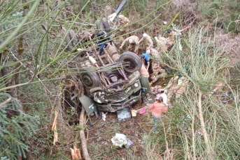 Neuquén, Argentina.- En las fotos tomadas el 21 de septiembre del 2023, muestra el lugar donde ocurrió un accidente tras el volcamiento de un camión militar en la ruta provincial 62, cerca de la turística ciudad de Neuquén. Al menos cuatro soldados murieron y 18 resultaron heridos en el accidente. En un comunicado el Ejército de Argentina, detalló que el accidente ocurrió cuando elementos del regimiento militar eran transportados por una ruta local hacia el cuartel de la contingente.