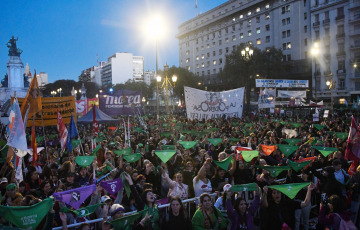 Buenos Aires, Argentina.- En las fotos tomadas el 28 de septiembre del 2023, miles de mujeres, diversidades, activistas independientes y organizaciones marcharon desde Plaza de Mayo hasta el Congreso en defensa del "aborto seguro y gratuito, por la ESI y por vidas dignas", "contra las derechas, el ajuste y el Fondo Monetario Internacional (FMI)", bajo el grito "la libertad es nuestra".