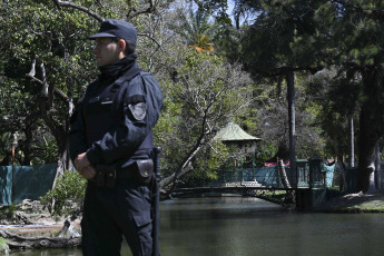 Buenos Aires, Argentina.- En las fotos tomadas el 25 de septiembre del 2023, el cadáver de un hombre mayor de edad fue hallado en uno de los lagos de la zona de los bosques del barrio porteño de Palermo y se investigan las causas del deceso, informaron fuentes policiales. Además, confirmaron que no se encontraron lesiones visibles en el cuerpo.