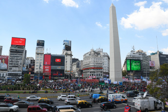 Buenos Aires, Argentina.- En las fotos tomadas el 27 de septiembre del 2023, militantes de la agrupación Libres del Sur y las organizaciones sociales nucleadas en el bloque de Unidad Piquetera se manifestaron en el Ministerio de Trabajo, en reclamo de un aumento del salario mínimo, al considerar que se encuentra "debajo del nivel de indigencia" y que su incremento "es una responsabilidad directa del Gobierno".