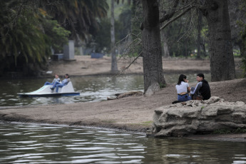 Buenos Aires, Argentina.- En las fotos tomadas el 22 de septiembre del 2023, muestra las calles de Buenos Aires durante el inicio de la primavera. Una gran irrupción de calor comienza a sufrir parte de Sudamérica y alcanzará su esplendor hacia el fin de semana, con temperaturas extremas en Paraguay, el sur de Brasil y el norte de Argentina. El viento norte fomentará un marcado ascenso de temperatura en el territorio nacional, esperando los registros más altos de temperatura que puedan observarse en esta región para esta época del año.