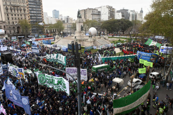 Buenos Aires, Argentina.- En las fotos tomadas el 19 de septiembre del 2023, el movimiento obrero se movilizó al Congreso en apoyo a la eliminación del impuesto a las Ganancias. La CGT y las CTA Autónoma y de los Trabajadores, así como una variada gama de espacios sindicales como la CATT, el Fresimona y la Corriente Federal (CFT), se movilizaron para apoyar el análisis y aprobación del proyecto de ley de eliminación del Impuesto a las Ganancias para la cuarta categoría que se tratará en la Cámara de Diputados.