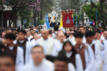 Tucumán, Argentina.- En las fotos tomadas el 24 de septiembre del 2023, la Iglesia tucumana celebró con una procesión a la Virgen de la Merced, patrona de la arquidiócesis y Virgen Generala del Ejército argentino. Las fiestas son coincidentes con los 125 años del templo y los 211 aniversario de la Batalla de Tucumán.