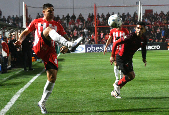 Córdoba, Argentina.- En las fotos tomadas el 20 de septiembre del 2023, durante el partido entre Instituto y Colón por la jornada 5 de la Copa de la Liga en el Estadio Monumental Presidente Perón. Instituto venció por 3-1 a Colón como local. Para Instituto los goles fueron marcados por Adrián Martínez (a los 11, 71 minutos) y Nicolás Barrientos (a los 93 minutos). Para Colón el gol fue marcado por Ramón Ábila (a los 7 minutos).