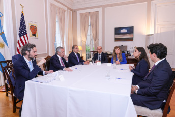 Nueva York, Estados Unidos.- En las fotos tomadas el 18 de septiembre del 2023, el presidente argentino, Alberto Fernández (2do izquierda), mantuvo una reunión con la legisladora estadounidense Alexandria Ocasio-Cortez (2do derecha), a raíz de su denuncia sobre corrupción en la causa del magnate Paul Singer por los fondos buitres contra Argentina. Tras el encuentro, el Gobierno argentino evalúa la posibilidad de presentar una denuncia contra la Corte Suprema norteamericana.