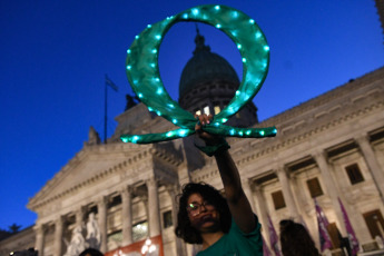 Buenos Aires, Argentina.- En las fotos tomadas el 28 de septiembre del 2023, miles de mujeres, diversidades, activistas independientes y organizaciones marcharon desde Plaza de Mayo hasta el Congreso en defensa del "aborto seguro y gratuito, por la ESI y por vidas dignas", "contra las derechas, el ajuste y el Fondo Monetario Internacional (FMI)", bajo el grito "la libertad es nuestra".