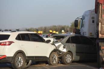 Córdoba, Argentina.- En las fotos tomadas el 11 de septiembre del 2023, muestra un choque múltiple en la ruta provincial 13, entre Villa del Rosario y Luque, en el departamento cordobés de Río Segundo. Dos personas murieron en accidentes ocurridos en la ruta provincial 13, entre las localidades cordobesas de Villa del Rosario y Luque, y sobre la autopista Rosario-Córdoba, donde colisionaron al menos unos 30 vehículos en cadena, y ambos choques fueron provocados por una nube de tierra originada por fuertes vientos que soplaron en esas zonas del país.