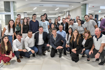 Buenos Aires, Argentina.- En las fotos tomadas el 18 de septiembre del 2023, el ministro de Economía, Sergio Massa (frente, centro), lanzó el Programa "Insertar" la nueva medida que tiene por objetivo la creación de puestos de trabajo en pequeñas y medianas empresas, ampliar la oferta de trabajo calificado y fortalecer la competitividad local para la generación de empleo en actividades vinculadas con ese sector.