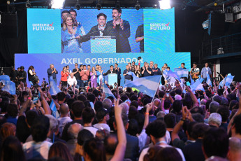 Buenos Aires, Argentina.- En las fotos tomadas el 22 de octubre del 2023, el gobernador bonaerense y candidato de Unión por la Patria, Axel Kicillof, brindó un discurso desde el búnker de Unión por la Patria, en Buenos Aires. Kicillof, logró la reelección en la provincia de Buenos Aires, mientras que Néstor Grindetti, de Juntos por el Cambio, quedó en segundo lugar. "Me emociona ver el respaldo y el acompañamiento, la alegría y el respaldo de la provincia de Buenos Aires”, afirmó el gobernador.