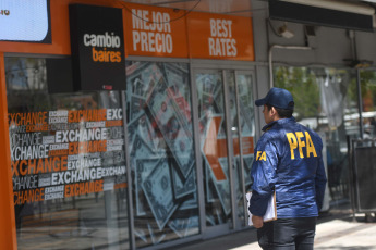 Buenos Aires, Argentina.- En las fotos tomadas el 18 de octubre del 2023, efectivos de la Policía Federal (PFA) junto con inspectores de la Administración Federal de Ingresos Públicos (AFIP) y de la Aduana realizaron un operativo de fiscalización en distintas sucursales de una casa de cambio registrada ante el Banco Central, con el objetivo de controlar que no haya irregularidades en las operaciones con divisas.