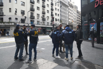 Buenos Aires, Argentina.- En las fotos tomadas el 11 de octubre del 2023, efectivos de la Policía Federal e inspectores de la Administración Federal de Ingresos Públicos (AFIP) llevan adelante operativos de fiscalización en la city porteña con el objetivo de frenar las operaciones en el mercado informal de divisas, donde el denominado dólar "blue" superó la barrera de los 1.000 pesos.