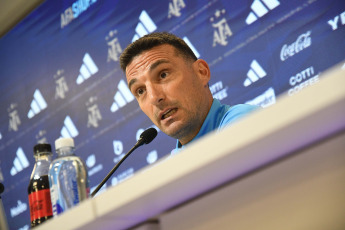 Buenos Aires, Argentina.- En las fotos tomadas el 11 de octubre del 2023, Lionel Scaloni, entrenador de la Selección Argentina, durante una conferencia de prensa en Ezeiza. La presencia de Lionel Messi como titular en el duelo de Argentina ante Paraguay, por la tercera fecha de las Eliminatorias Sudamericanas, está en vilo pese a que “se le vio bien”, dijo el DT del campeón del mundo.