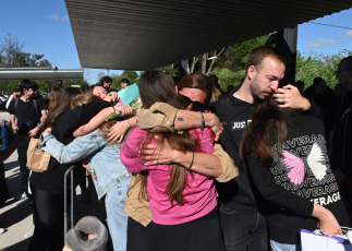 Buenos Aires, Argentina.- En las fotos tomadas el 15 de octubre del 2023, argentinos llegaron a Buenos Aires en un avión de Aerolíneas Argentinas en el marco del operativo "Regreso Seguro" organizado por el Gobierno argentino para repatriarlos por la guerra entre Israel y Hamas. El primer grupo de 246 personas repatriadas de Israel, volaron de Tel Aviv a Roma y de allí a Buenos Aires.