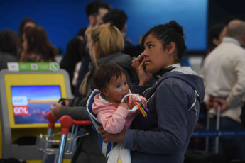 Buenos Aires, Argentina.- En las fotos tomadas el 13 de octubre del 2023, miles de personas colman Aeroparque en medio del fin de semana largo. Con reservas hoteleras que van del 75% al 95% operadores turísticos de las distintas provincias aguardan con “mucha expectativa” el arribo de los viajeros que disfrutarán el fin de semana largo que se extenderán del viernes al lunes próximos y contará en medio con la celebración del Día de la Madre.