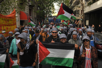 Buenos Aires, Argentina.- En las fotos tomadas el 19 de octubre del 2023, argentinos marcharon frente a la Embajada de Palestina en Buenos Aires, para "repudiar" la contraofensiva israelí en la Franja de Gaza tras los ataques múltiples perpetrados el 7 de octubre por la organización islamita Hamas, y pedirán la "intervención de la comunidad internacional" frente a lo que consideran un "genocidio sobre el pueblo palestino".