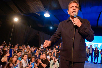 San Luis, Argentina.- En las fotos tomadas el 16 de octubre del 2023, el ministro de Economía y candidato presidencial de Unión por la Patria (UxP), Sergio Massa, continuó su gira federal en la recta final de la campaña con una visita a la provincia de San Luis. El candidato oficialista transita los últimos días previos a la elección al frente de la agenda política. Los mandatarios del PJ piden el voto en el interior para mejorar la performance de las PASO