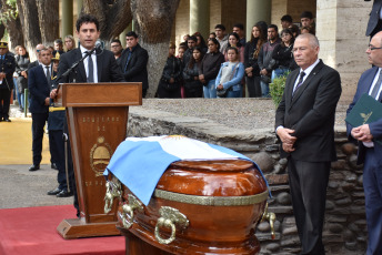 San Juan, Argentina.- En las fotos tomadas el 3 de octubre del 2023, tras la despedida en la Legislatura provincial, fueron inhumados en el Cementerio de la Ciudad de San Juan los restos del diputado provincial Juan José Chica, figura destacada del ámbito político, deportivo y sindical. Luego de la muerte de Juan José Chica, padre de Jorge Coqui Chica y quien fue un impulsor del ciclismo, como así también legislador y titular de Luz y Fuerza, en San Juan sigue la conmoción. Por ese motivo, desde el Gobierno local anunciaron duelo provincial por esta pérdida. El mismo se extenderá mientras duren las exequias.