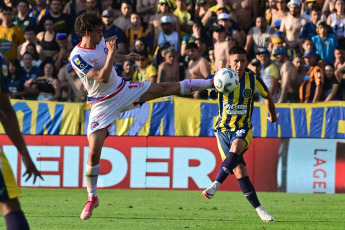 Rosario, Argentina.- En las fotos tomadas el 29 de octubre del 2023, durante el partido entre Rosario Central y Argentinos Juniors por la undécima fecha de la Zona A de la Copa LPF en el estadio Gigante de Arroyito. Rosario Central ya acumula 27 partidos sin perder tras vencer 3-1 a Argentinos Juniors. De esta manera, en la tabla anual se posicionó en la zona de clasificación para la Copa Libertadores 2024.