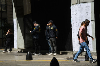 Buenos Aires, Argentina.- En las fotos tomadas el 13 de octubre del 2023, la Dirección General de Aduana, la Administración Federal de Ingresos Públicos (AFIP), Policía Federal (PFA), y otras fuerzas de seguridad continúan realizando un conjunto de operativos para detectar operaciones ilegales realizadas con divisas de denominación extranjera. En un clima marcado por los operativos, el dólar libre bajó a $980 y la Bolsa alcanzó un nuevo récord. El billete cayó 30 pesos para la venta. El BCRA vendió USD 120 millones en el mercado y las reservas cayeron en más de USD 500 millones. El S&P Merval mejoró 6,1%, a 760.673 puntos.