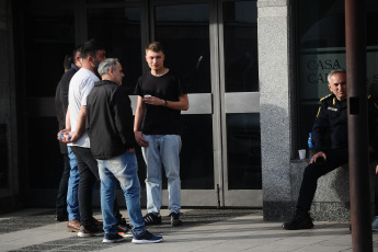 Buenos Aires, Argentina.- En las fotos tomadas el 3 de octubre del 2023, familiares y amigos asisten al velorio de Gustavo Romero, efectivo de la Policía Bonaerense que fue asesinado de cuatro tiros por delincuentes que intentaron robarle la moto en la localidad de Banfield, partido de Lomas de Zamora. Por el crimen hay un aprehendido, según informaron fuentes policiales y judiciales.