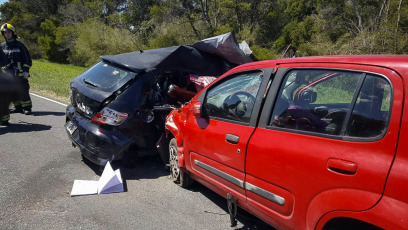 Buenos Aires, Argentina.- En las fotos tomadas el 15 de octubre del 2023, muestra el siniestro vial que ocurrió en el kilómetro 446 de la ruta interbalnearia entre las localidades bonaerenses de Villa Gesell y Mar Chiquita, cuando dos autos chocaron de frente. La tragedia, dejó tres personas muertas y otras tres heridas, entre ellas una niña.